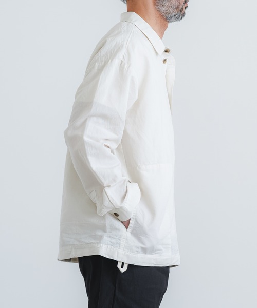 quadro（クオドロ）の「コットンラミー高密度ウェザーレギュラー裾ヒモプルオーバーシャツ（シャツ/ブラウス・メンズ・ブラック/キナリ・MEDIUM）」の4枚目の写真