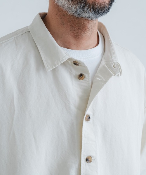 quadro（クオドロ）の「コットンラミー高密度ウェザーレギュラー裾ヒモプルオーバーシャツ（シャツ/ブラウス・メンズ・ブラック/キナリ・MEDIUM）」の6枚目の写真