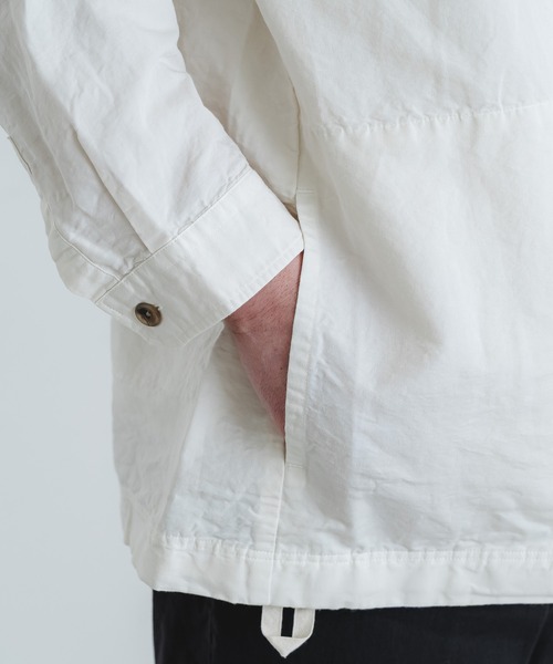 quadro（クオドロ）の「コットンラミー高密度ウェザーレギュラー裾ヒモプルオーバーシャツ（シャツ/ブラウス・メンズ・ブラック/キナリ・MEDIUM）」の7枚目の写真