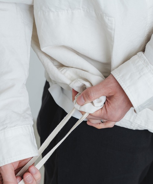 quadro（クオドロ）の「コットンラミー高密度ウェザーレギュラー裾ヒモプルオーバーシャツ（シャツ/ブラウス・メンズ・ブラック/キナリ・MEDIUM）」の9枚目の写真