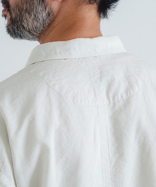 quadro（クオドロ）の「コットンラミー高密度ウェザーレギュラー裾ヒモプルオーバーシャツ（シャツ/ブラウス・メンズ・ブラック/キナリ・MEDIUM）」の10枚目の写真