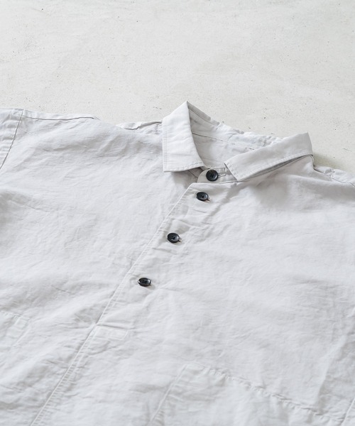 quadro（クオドロ）の「コットンラミー高密度ウェザーレギュラー裾ヒモプルオーバーシャツ（シャツ/ブラウス・メンズ・ブラック/キナリ・MEDIUM）」の13枚目の写真