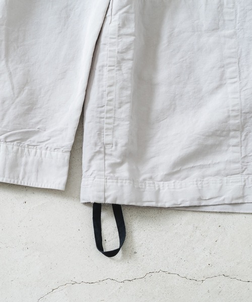 quadro（クオドロ）の「コットンラミー高密度ウェザーレギュラー裾ヒモプルオーバーシャツ（シャツ/ブラウス・メンズ・ブラック/キナリ・MEDIUM）」の18枚目の写真