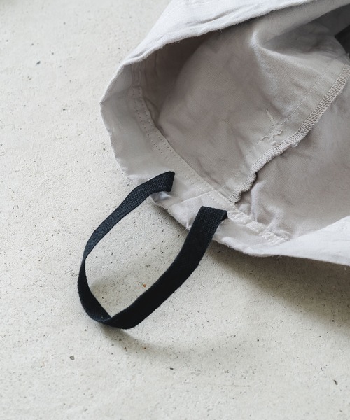 quadro（クオドロ）の「コットンラミー高密度ウェザーレギュラー裾ヒモプルオーバーシャツ（シャツ/ブラウス・メンズ・ブラック/キナリ・MEDIUM）」の19枚目の写真