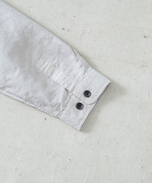 quadro（クオドロ）の「コットンラミー高密度ウェザーレギュラー裾ヒモプルオーバーシャツ（シャツ/ブラウス・メンズ・ブラック/キナリ・MEDIUM）」の21枚目の写真