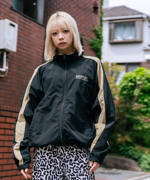 SAVIER(サビアー)の「【SAVIER/サビアー】【メンズライクやストリートな着こなしにぴったりのビッグシルエット】袖ウェーブライン 切り替え ナイロンジャケット ノームコア オーバーサイズ スタンドネック ユニセックス(ナイロンジャケット・メンズ・サックスブルー/ブラック・LARGE/MEDIUM)」の4枚目の写真