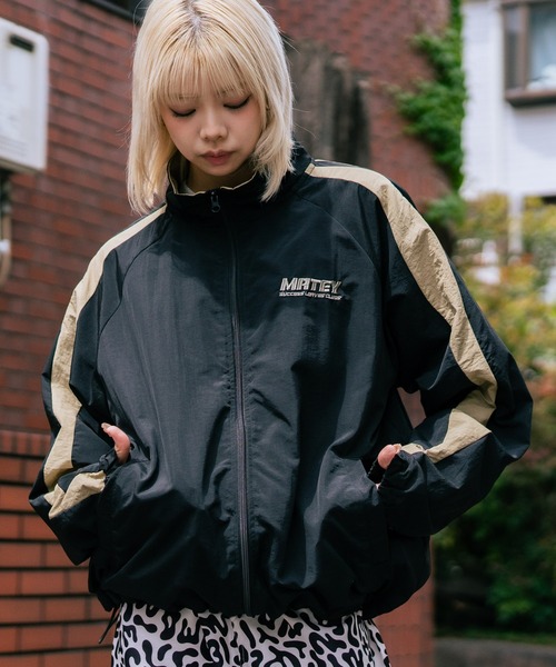SAVIER(サビアー)の「【SAVIER/サビアー】【メンズライクやストリートな着こなしにぴったりのビッグシルエット】袖ウェーブライン 切り替え ナイロンジャケット ノームコア オーバーサイズ スタンドネック ユニセックス(ナイロンジャケット・メンズ・サックスブルー/ブラック・LARGE/MEDIUM)」の6枚目の写真
