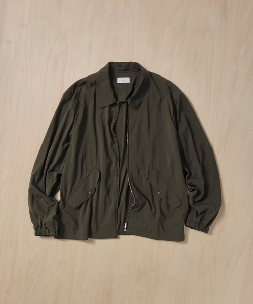 ATON(エイトン)の「【ATON/エイトン】MAT AIRLY NYLON FLIGHT JACKET(ブルゾン・メンズ・ブラック/カーキ・4/6)」の2枚目の写真