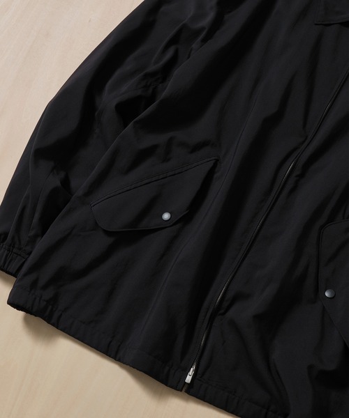 ATON(エイトン)の「【ATON/エイトン】MAT AIRLY NYLON FLIGHT JACKET(ブルゾン・メンズ・ブラック/カーキ・4/6)」の13枚目の写真