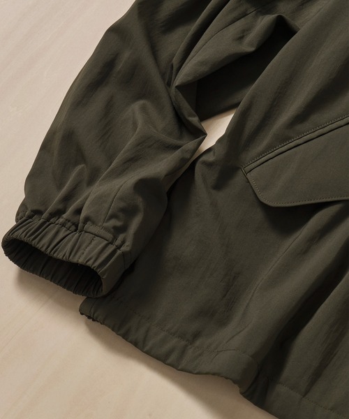 ATON(エイトン)の「【ATON/エイトン】MAT AIRLY NYLON FLIGHT JACKET(ブルゾン・メンズ・ブラック/カーキ・4/6)」の15枚目の写真