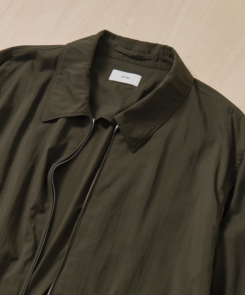ATON(エイトン)の「【ATON/エイトン】MAT AIRLY NYLON FLIGHT JACKET(ブルゾン・メンズ・ブラック/カーキ・4/6)」の16枚目の写真