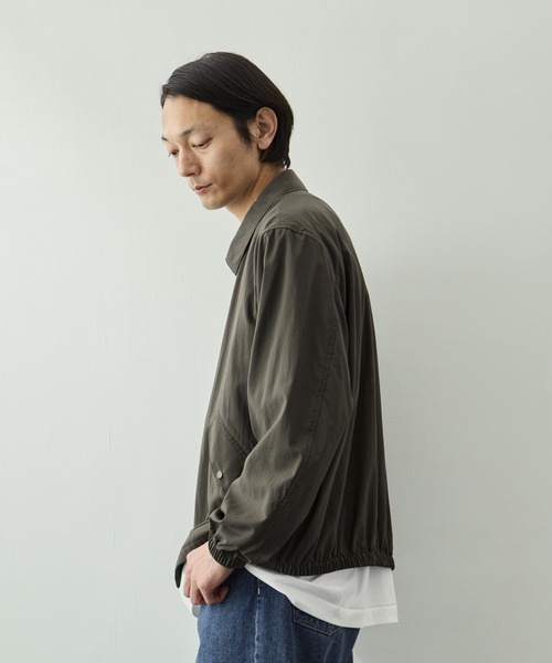 ATON(エイトン)の「【ATON/エイトン】MAT AIRLY NYLON FLIGHT JACKET(ブルゾン・メンズ・ブラック/カーキ・4/6)」の7枚目の写真