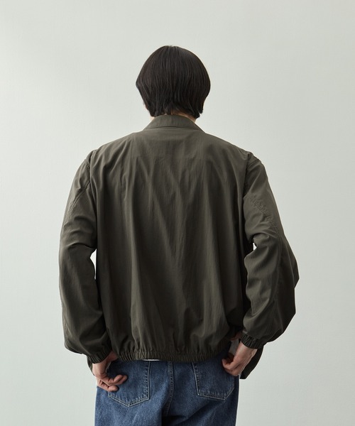 ATON(エイトン)の「【ATON/エイトン】MAT AIRLY NYLON FLIGHT JACKET(ブルゾン・メンズ・ブラック/カーキ・4/6)」の8枚目の写真