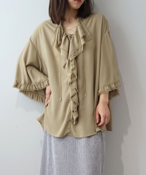 leswel(レスウェル)の「【M/L】フリンジフリルレースアップブラウス(シャツ/ブラウス・レディース・ベージュ/カーキ/チャコールグレー・M/L)」の1枚目の写真