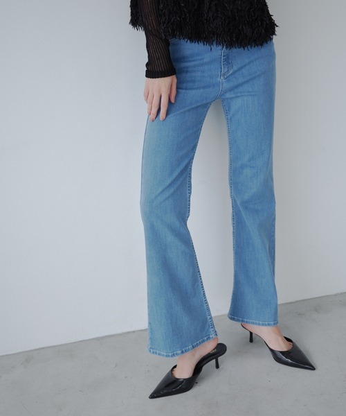 ORGUE(オルグ)の「Flare fit denim/フレアフィットデニム(デニムパンツ・レディース・ライトブルー/ブラック・SMALL/MEDIUM)」の2枚目の写真