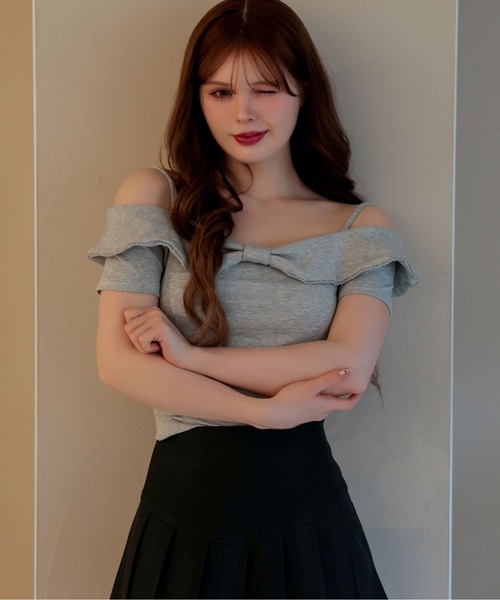 M DOLLY(エムドリー)の「Ribbon ruby off shoulder tops / リボンルビーオフショルダートップス(Tシャツ/カットソー・レディース・グレー/ホワイト/ピンク・FREE)」の2枚目の写真