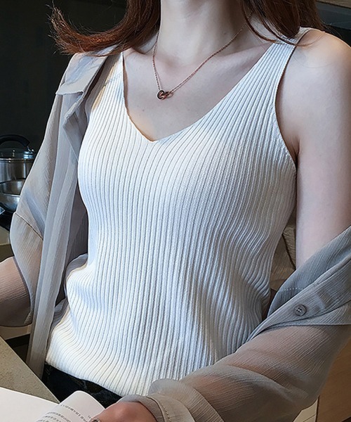 ONEP STAR(ワンピスター)の「リブVネックタンクトップ(タンクトップ・レディース・ブルー/ブラック/グレイッシュベージュ/イエロー/コーラル/ベージュ/ホワイト/ピンク・FREE)」の13枚目の写真