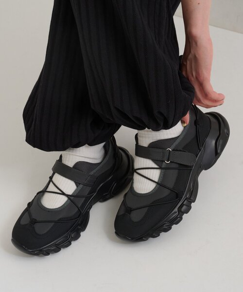w closet(ダブルクローゼット)の「レースアップスニーカー(その他シューズ・レディース・ブラック/グレー・LARGE/MEDIUM)」の2枚目の写真