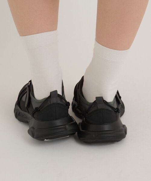 w closet(ダブルクローゼット)の「レースアップスニーカー(その他シューズ・レディース・ブラック/グレー・LARGE/MEDIUM)」の9枚目の写真