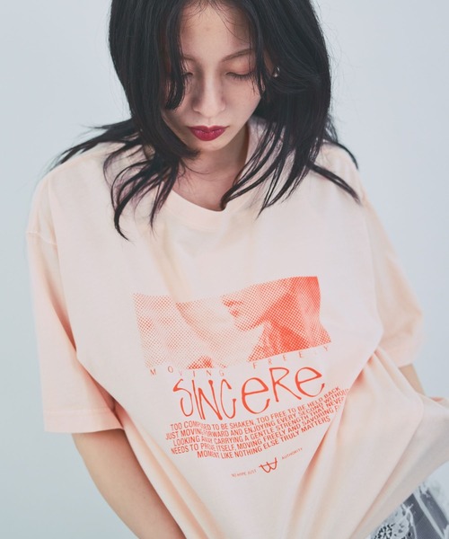 JEANASIS(ジーナシス)の「PlayfulカラーグラフィックプリントTEE/1043150(Tシャツ/カットソー・レディース・ホワイト系その他/オレンジ系その他/グレー系その他・FREE)」の3枚目の写真