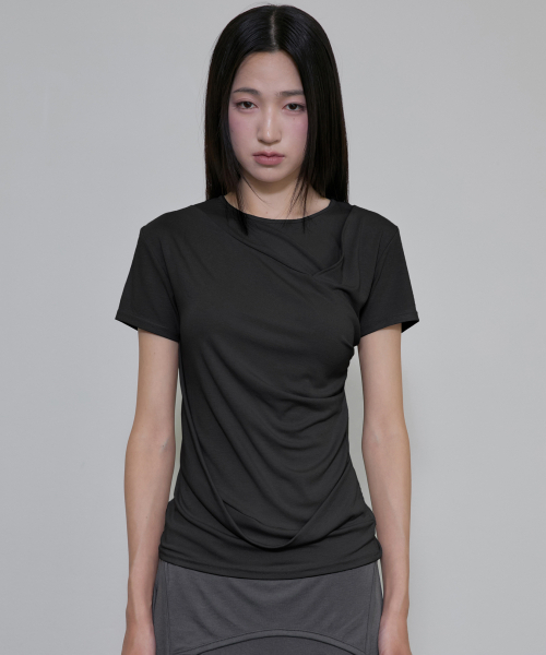 FLAREUP(フレアアップ)の「Asymmetrical Draped T-Shirt (FL-147_Black)(Tシャツ/カットソー・レディース・ブラック・OS)」の5枚目の写真