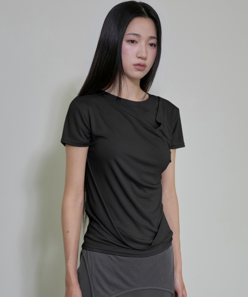 FLAREUP(フレアアップ)の「Asymmetrical Draped T-Shirt (FL-147_Black)(Tシャツ/カットソー・レディース・ブラック・OS)」の6枚目の写真