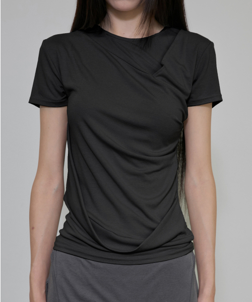 FLAREUP(フレアアップ)の「Asymmetrical Draped T-Shirt (FL-147_Black)(Tシャツ/カットソー・レディース・ブラック・OS)」の9枚目の写真