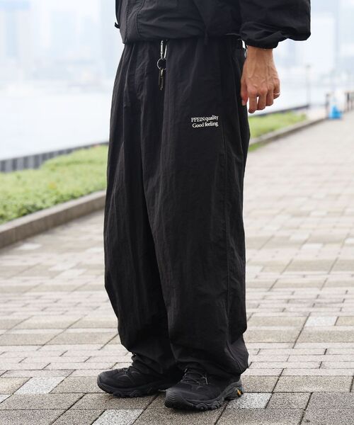 FFEIN(フェイン)の「【撥水加工】FFEIN(フェイン)ロゴ刺繍ナイロンワイドイージーパンツ/ セットアップ ナイロンカーゴパンツ 撥水加工 刺繍(その他パンツ・メンズ・アイボリー/ブラック/カーキ/ネイビー・MEDIUM/LARGE/SMALL/X-SMALL)」の8枚目の写真
