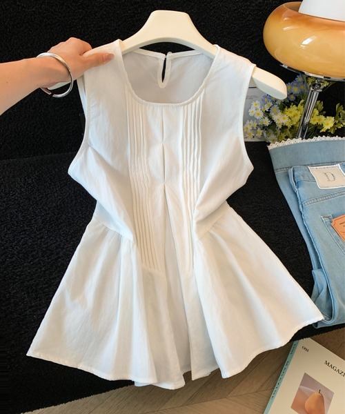 AMAJI(アマジ)の「プリーツ ノースリーブブラウス(シャツ/ブラウス・レディース・イエロー/ベージュ・LARGE/MEDIUM/SMALL)」の1枚目の写真