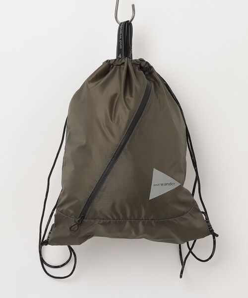 and wander(アンドワンダー)の「and wander/アンドワンダー CRISPY RIP LOGO DRAWSTRING ナップサック(バックパック/リュック・メンズ・ブラック/カーキ・F)」の2枚目の写真