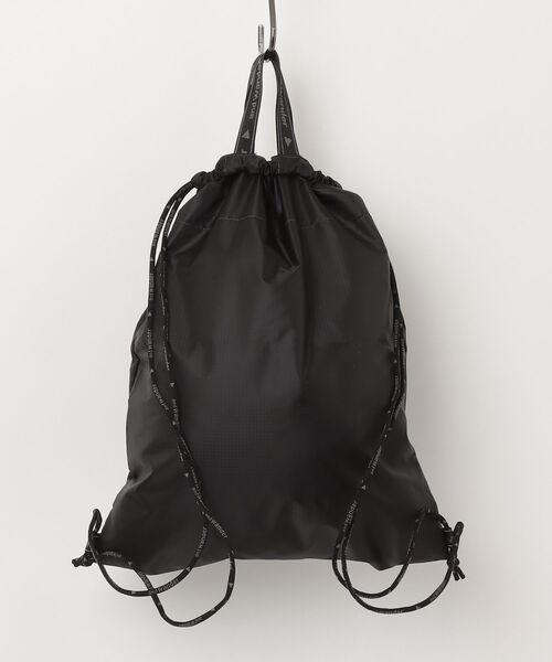and wander(アンドワンダー)の「and wander/アンドワンダー CRISPY RIP LOGO DRAWSTRING ナップサック(バックパック/リュック・メンズ・ブラック/カーキ・F)」の3枚目の写真