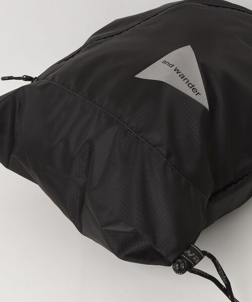 and wander(アンドワンダー)の「and wander/アンドワンダー CRISPY RIP LOGO DRAWSTRING ナップサック(バックパック/リュック・メンズ・ブラック/カーキ・F)」の4枚目の写真