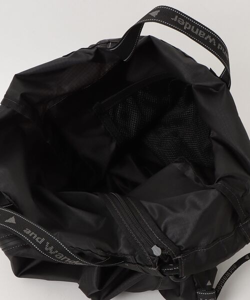 and wander(アンドワンダー)の「and wander/アンドワンダー CRISPY RIP LOGO DRAWSTRING ナップサック(バックパック/リュック・メンズ・ブラック/カーキ・F)」の5枚目の写真
