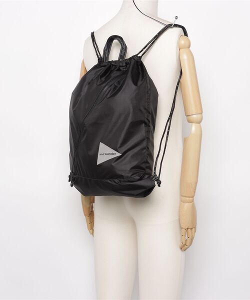 and wander(アンドワンダー)の「and wander/アンドワンダー CRISPY RIP LOGO DRAWSTRING ナップサック(バックパック/リュック・メンズ・ブラック/カーキ・F)」の6枚目の写真