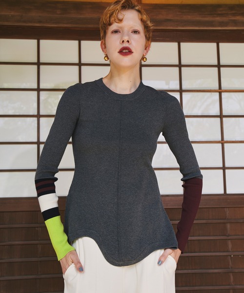 OMMO(オーエムエムオー)の「ROUND HEM BLOCKING KNIT TOP(ニット/セーター・レディース・ブラック/レッド/グレー/グリーン・F)」の2枚目の写真