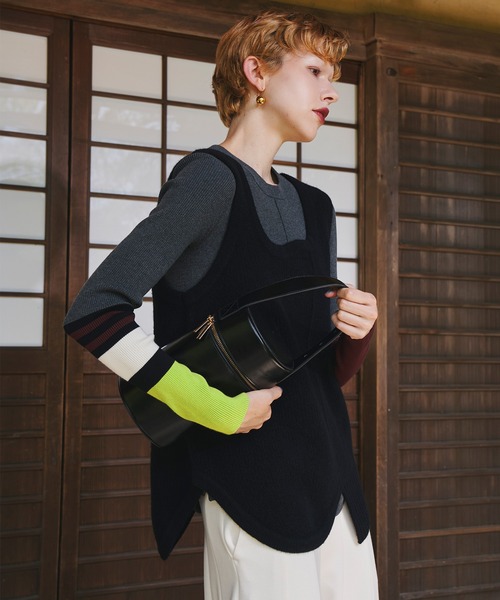 OMMO(オーエムエムオー)の「ROUND HEM BLOCKING KNIT TOP(ニット/セーター・レディース・ブラック/レッド/グレー/グリーン・F)」の6枚目の写真