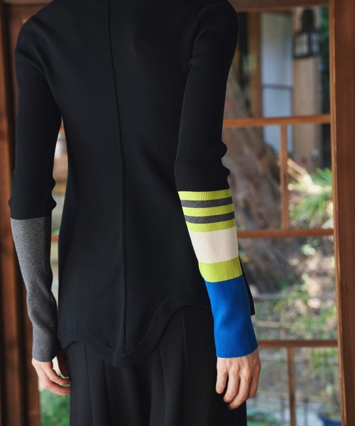 OMMO(オーエムエムオー)の「ROUND HEM BLOCKING KNIT TOP(ニット/セーター・レディース・ブラック/レッド/グレー/グリーン・F)」の13枚目の写真