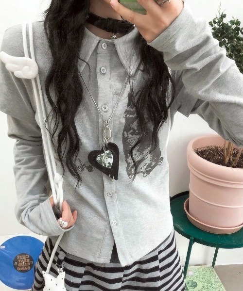SHERU(シェル)の「フェイクレイヤード襟付きロンT 犬 星(Tシャツ/カットソー・レディース・グレー・M)」の4枚目の写真