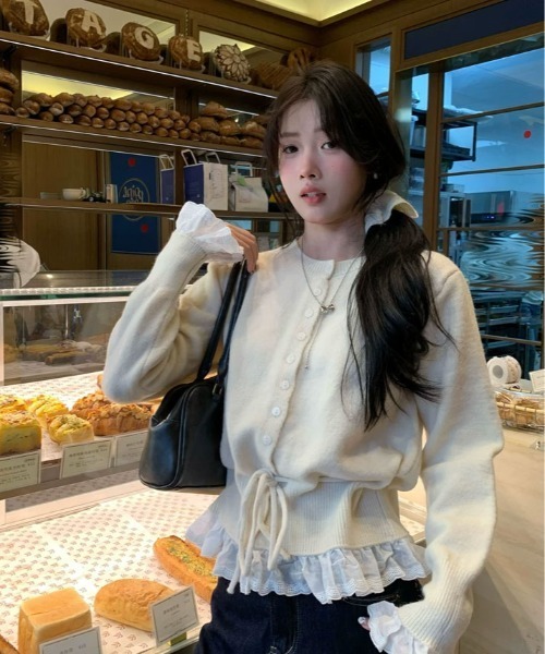 kirakiraShop(キラキラショップ)の「裾フリル ドロスト ニット カーディガン(ニット/セーター・レディース・オフホワイト/ブラック/チャコール/レッド・FREE)」の9枚目の写真