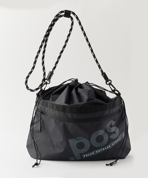 POLeR(ポーラー)の「POLeR/ポーラー DRAWSTRING SLING BAG 巾着型スリングバッグ(ボディバッグ/ウエストポーチ・メンズ・ブラック/ブルー・ONE SIZE)」の1枚目の写真