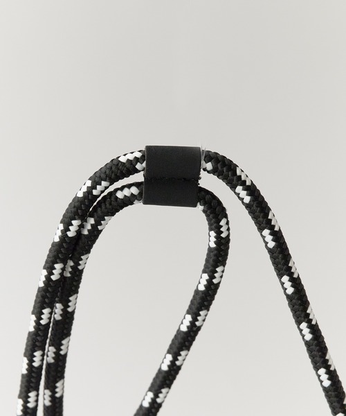 POLeR(ポーラー)の「POLeR/ポーラー DRAWSTRING SLING BAG 巾着型スリングバッグ(ボディバッグ/ウエストポーチ・メンズ・ブラック/ブルー・ONE SIZE)」の5枚目の写真