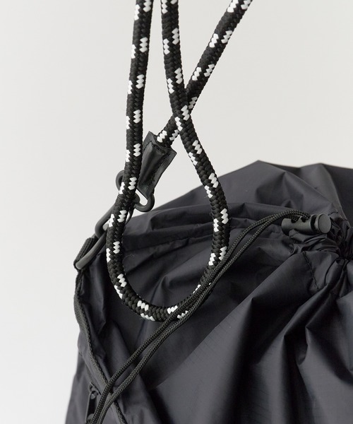 POLeR(ポーラー)の「POLeR/ポーラー DRAWSTRING SLING BAG 巾着型スリングバッグ(ボディバッグ/ウエストポーチ・メンズ・ブラック/ブルー・ONE SIZE)」の6枚目の写真
