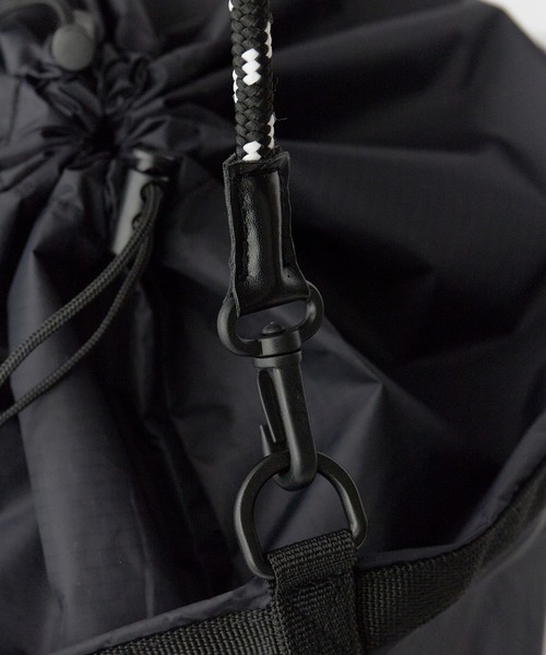 POLeR(ポーラー)の「POLeR/ポーラー DRAWSTRING SLING BAG 巾着型スリングバッグ(ボディバッグ/ウエストポーチ・メンズ・ブラック/ブルー・ONE SIZE)」の7枚目の写真