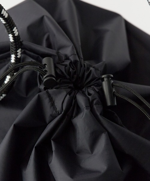 POLeR(ポーラー)の「POLeR/ポーラー DRAWSTRING SLING BAG 巾着型スリングバッグ(ボディバッグ/ウエストポーチ・メンズ・ブラック/ブルー・ONE SIZE)」の8枚目の写真