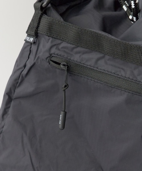 POLeR(ポーラー)の「POLeR/ポーラー DRAWSTRING SLING BAG 巾着型スリングバッグ(ボディバッグ/ウエストポーチ・メンズ・ブラック/ブルー・ONE SIZE)」の9枚目の写真