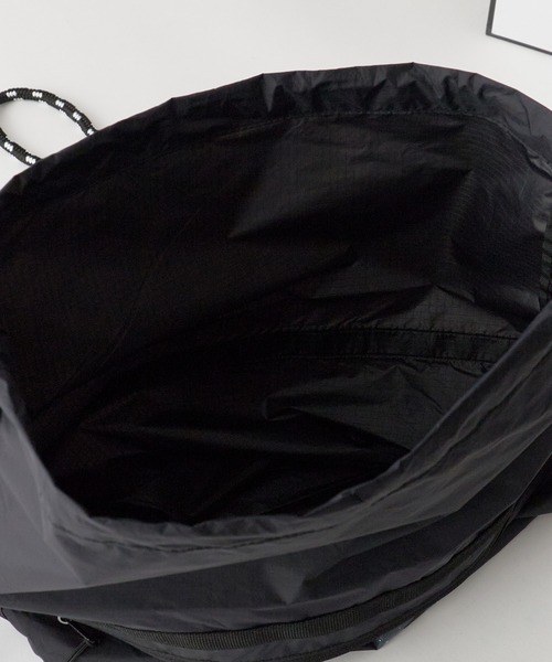 POLeR(ポーラー)の「POLeR/ポーラー DRAWSTRING SLING BAG 巾着型スリングバッグ(ボディバッグ/ウエストポーチ・メンズ・ブラック/ブルー・ONE SIZE)」の13枚目の写真