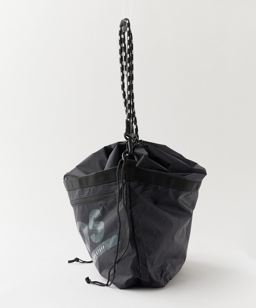 POLeR(ポーラー)の「POLeR/ポーラー DRAWSTRING SLING BAG 巾着型スリングバッグ(ボディバッグ/ウエストポーチ・メンズ・ブラック/ブルー・ONE SIZE)」の14枚目の写真