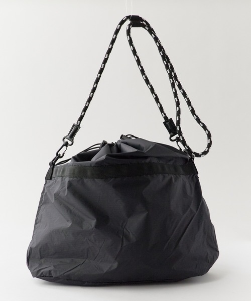 POLeR(ポーラー)の「POLeR/ポーラー DRAWSTRING SLING BAG 巾着型スリングバッグ(ボディバッグ/ウエストポーチ・メンズ・ブラック/ブルー・ONE SIZE)」の15枚目の写真