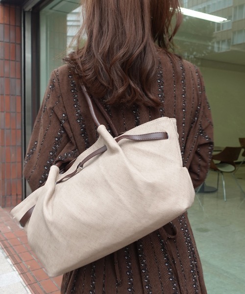 CORNERS(コーナーズ)の「フェイクレザーバイカラートートバッグ(ショルダーバッグ・レディース・ブラック/ベージュ/ブラウン/キャメル・FREE)」の3枚目の写真