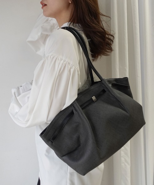 CORNERS(コーナーズ)の「フェイクレザーバイカラートートバッグ(ショルダーバッグ・レディース・ブラック/ベージュ/ブラウン/キャメル・FREE)」の8枚目の写真